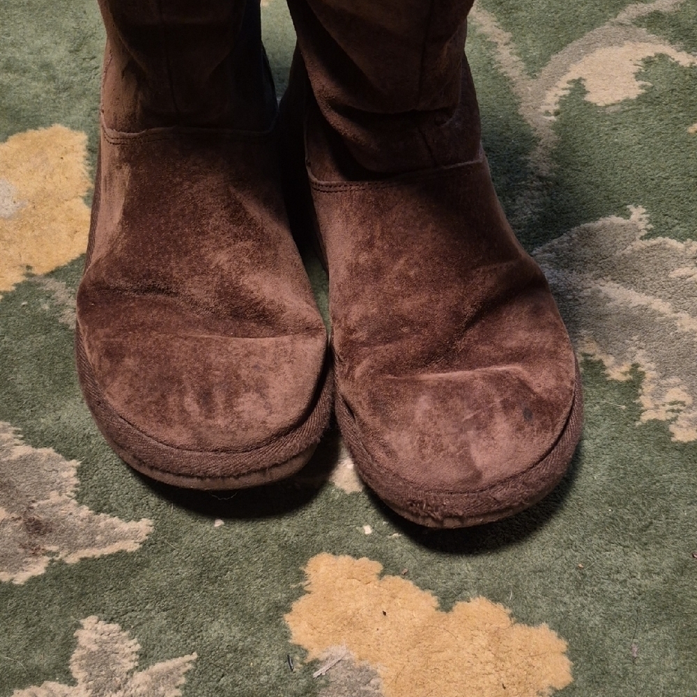 UGG Brown Winter Boots with Cream Lining - Picture 4 of 10